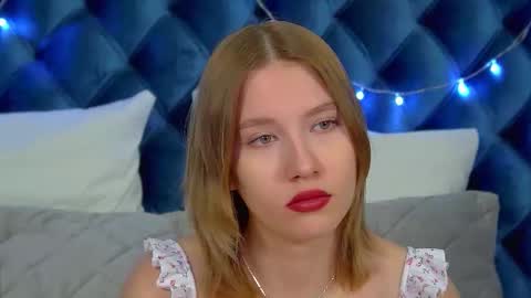 LiliLinn online show from December 23, 2025, 4:54 am