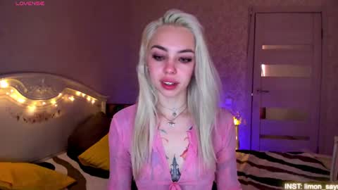 Snapshot of lillimooore chatting on June 19, 2026, 12:26 am LilliMoore online show from June 19, 2026, 12:26 am