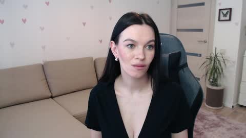 Snapshot of lilliyves chatting on April 7, 2026, 9:43 am lilliyves online show from April 7, 2026, 9:43 am