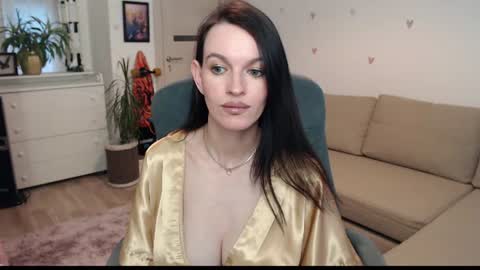 lilliyves online show from July 6, 2026, 6:32 pm