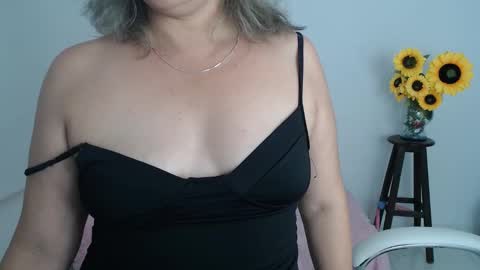 Snapshot of lilly_milf chatting on November 26, 2025, 3:35 pm Lilly online show from November 26, 2025, 3:35 pm