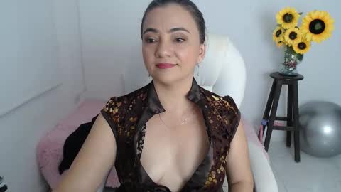 Snapshot of lilly_milf chatting on December 1, 2025, 1:05 pm Lilly online show from December 1, 2025, 1:05 pm