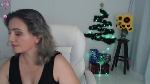 Snapshot of lilly_milf chatting on December 15, 2025, 3:05 pm Lilly online show from December 15, 2025, 3:05 pm