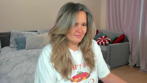 Snapshot of lily_bel chatting on June 2, 2026, 1:07 am Lily online show from June 2, 2026, 1:07 am