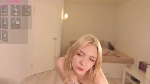 Snapshot of lily_moony chatting on July 19, 2026, 11:52 pm Lily online show from July 19, 2026, 11:52 pm