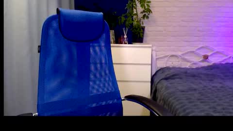 Lily online show from November 17, 2025, 7:36 am