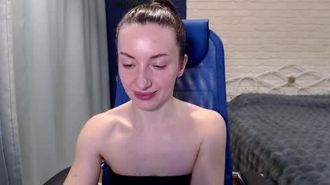Snapshot of lilymellow chatting on April 21, 2026, 8:20 am Lily online show from April 21, 2026, 8:20 am