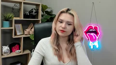 Snapshot of lilysweetxo chatting on July 14, 2026, 6:40 am Lily online show from July 14, 2026, 6:40 am