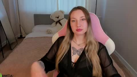 Lilly Lark online show from May 4, 2026, 1:23 am