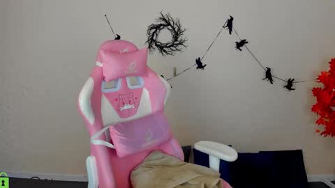 Snapshot of lina_reeds chatting on November 10, 2025, 1:04 am LINA online show from November 10, 2025, 1:04 am