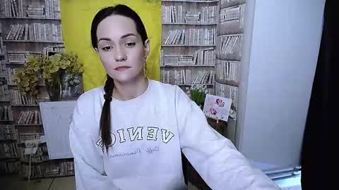 Lina online show from November 24, 2025, 10:04 am