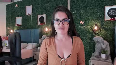 Lina  online show from October 31, 2025, 11:44 am