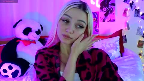 I am Lina online show from November 18, 2025, 2:43 pm