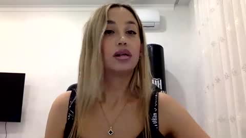 linavora online show from November 22, 2025, 7:46 pm