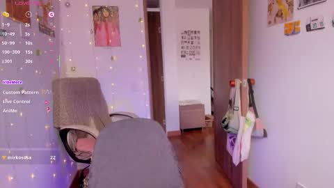 Giggles  online show from November 22, 2025, 5:12 pm