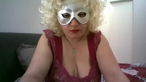 LindaXSmile online show from February 8, 2025, 9:57 pm