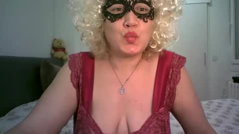 LindaXSmile online show from February 17, 2025, 6:48 pm