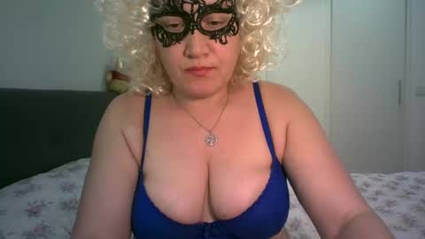 LindaXSmile online show from February 18, 2025, 11:41 pm