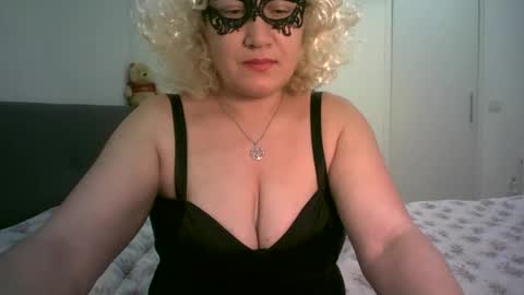 LindaXSmile online show from February 23, 2025, 9:37 pm