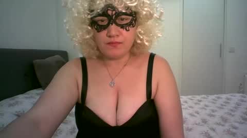 LindaXSmile online show from February 27, 2025, 7:37 pm
