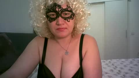 LindaXSmile online show from February 28, 2025, 7:35 pm