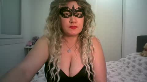 LindaXSmile online show from March 8, 2025, 9:51 pm