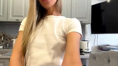 Snapshot of lindsyzinda chatting on February 4, 2026, 9:37 am Rita online show from February 4, 2026, 9:37 am