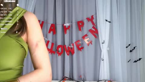 Snapshot of linettedennett chatting on October 31, 2025, 1:23 pm Kate online show from October 31, 2025, 1:23 pm