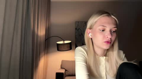 Snapshot of linneabercier chatting on May 1, 2026, 8:02 pm Emma online show from May 1, 2026, 8:02 pm
