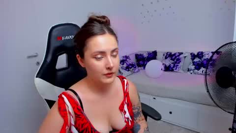 Snapshot of linphea chatting on August 8, 2026, 6:32 pm Tina online show from August 8, 2026, 6:32 pm