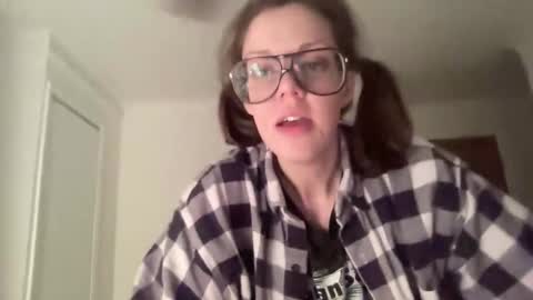 Snapshot of linusloves chatting on April 1, 2026, 7:44 pm linusloves online show from April 1, 2026, 7:44 pm