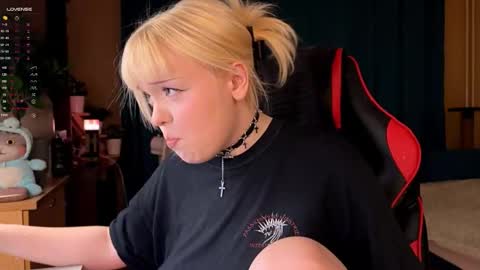 -Lisa- Help me to reach 100 thumbs up3 online show from October 9, 2025, 2:48 pm