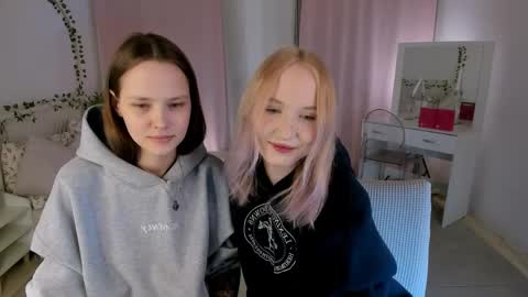 Snapshot of lisaluve chatting on April 10, 2026, 6:56 pm Lisa blonde Alisa brunette online show from April 10, 2026, 6:56 pm