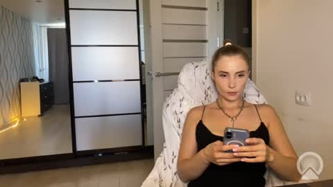 Snapshot of litle_girl05 chatting on August 4, 2026, 12:52 pm LUNA online show from August 4, 2026, 12:52 pm