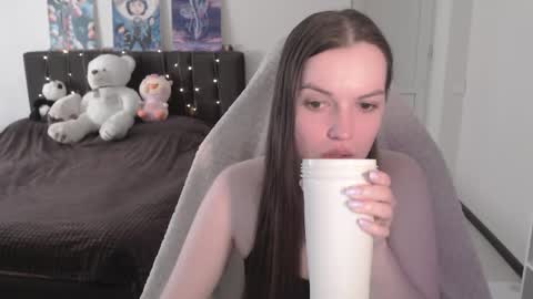 Snapshot of little__flowers chatting on May 18, 2026, 8:20 am little__flowers online show from May 18, 2026, 8:20 am