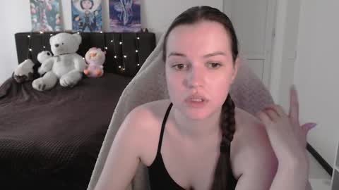 Snapshot of little__flowers chatting on May 20, 2026, 8:09 am little__flowers online show from May 20, 2026, 8:09 am
