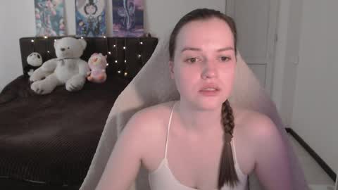 Snapshot of little__flowers chatting on May 27, 2026, 8:11 am little__flowers online show from May 27, 2026, 8:11 am