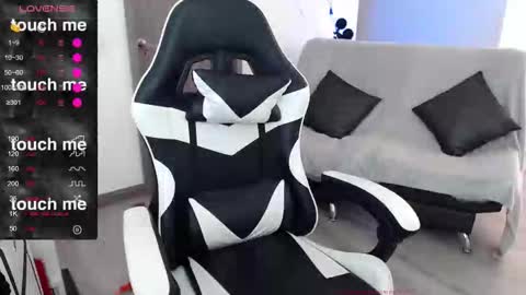 Amelie  online show from November 25, 2025, 6:52 pm