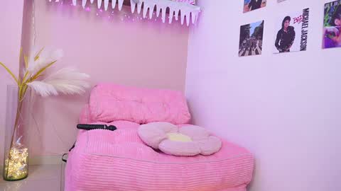 Snapshot of little_effy18_ chatting on December 14, 2024, 12:11 am Little Effy online show from December 14, 2024, 12:11 am