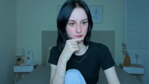 little_mollee online show from November 20, 2025, 4:12 am
