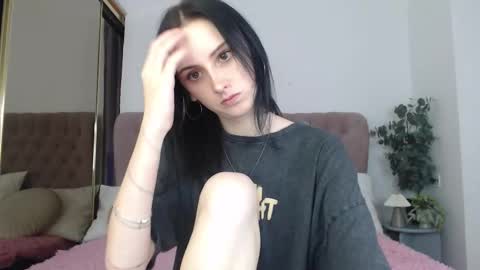 little_mollee online show from November 26, 2025, 10:27 am