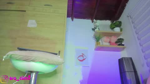 Snapshot of little_red_18 chatting on November 21, 2025, 8:07 pm Eva online show from November 21, 2025, 8:07 pm