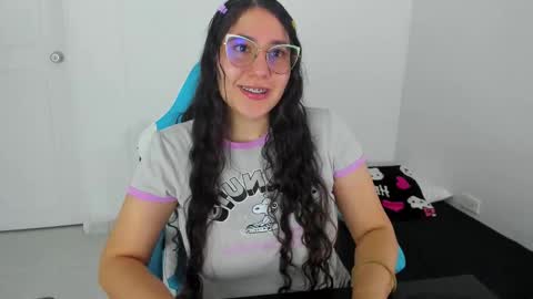 Snapshot of little_sparkles_0f_l0v3 chatting on November 26, 2025, 1:17 am Laire online show from November 26, 2025, 1:17 am