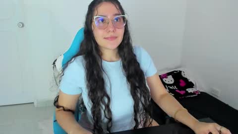 Snapshot of little_sparkles_0f_l0v3 chatting on November 28, 2025, 10:01 pm Laire online show from November 28, 2025, 10:01 pm