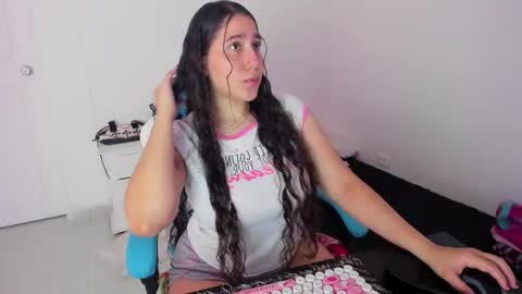 Snapshot of little_sparkles_0f_l0v3 chatting on November 30, 2025, 8:13 pm Laire online show from November 30, 2025, 8:13 pm