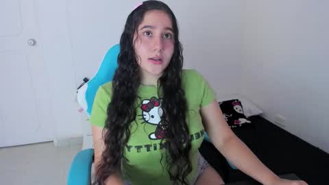 Snapshot of little_sparkles_0f_l0v3 chatting on December 16, 2025, 6:46 pm Laire online show from December 16, 2025, 6:46 pm