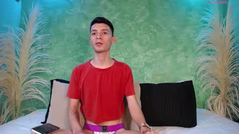 Snapshot of little_twiink chatting on March 7, 2025, 4:00 pm Juan Ferrer online show from March 7, 2025, 4:00 pm