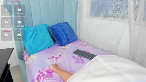 Snapshot of littleblonde_ chatting on November 27, 2025, 1:18 am online show from November 27, 2025, 1:18 am