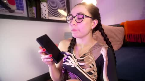 Snapshot of littlee33 chatting on October 18, 2025, 8:20 pm Emily Hill online show from October 18, 2025, 8:20 pm