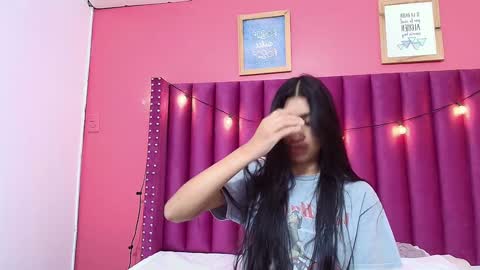 Snapshot of littlee_emilyy_ chatting on January 22, 2025, 9:02 am Emily  online show from January 22, 2025, 9:02 am